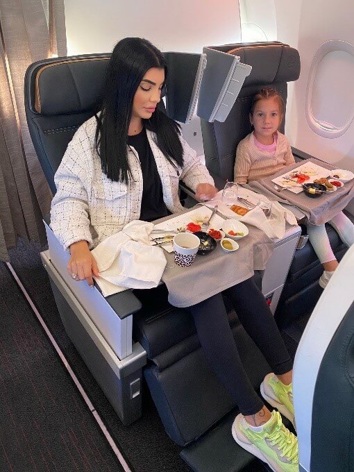 Turisti la bordul Turkish Airlines – servicii business class incluse pe zborul charter Bucuresti-Antalya, super confort in vacanta all inclusive